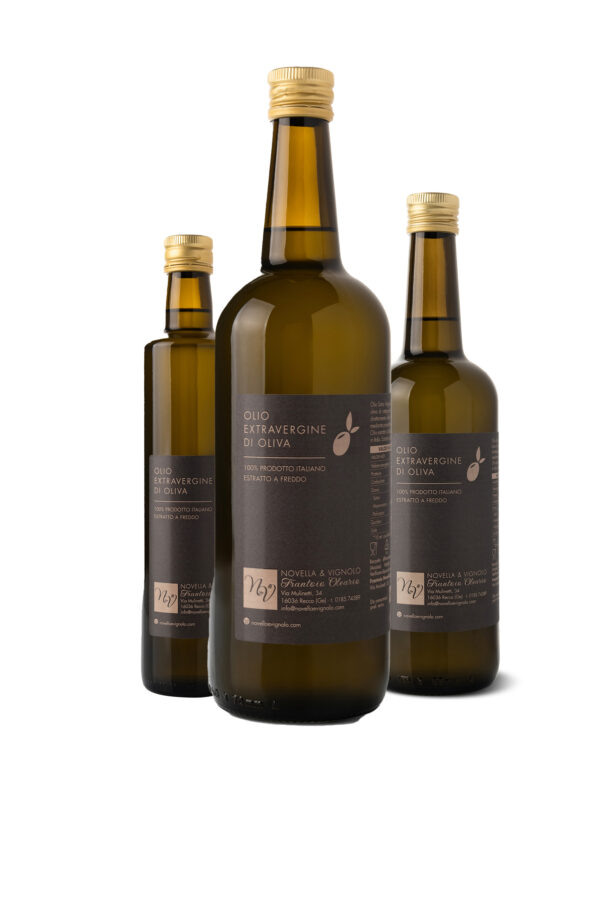 100% Italian extra virgin olive oil in bottle